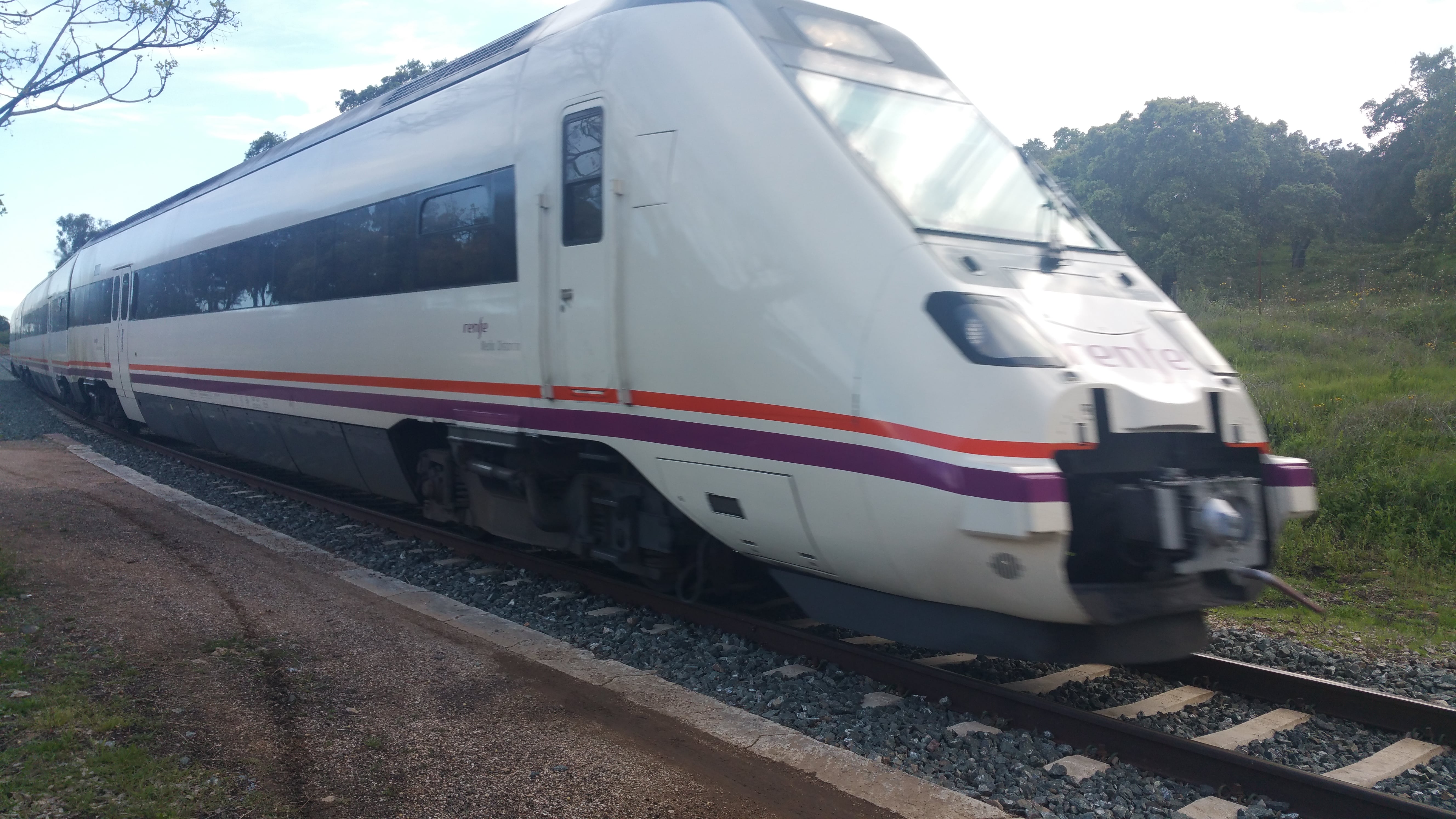 El tren a su paso por la estación de Arenillas