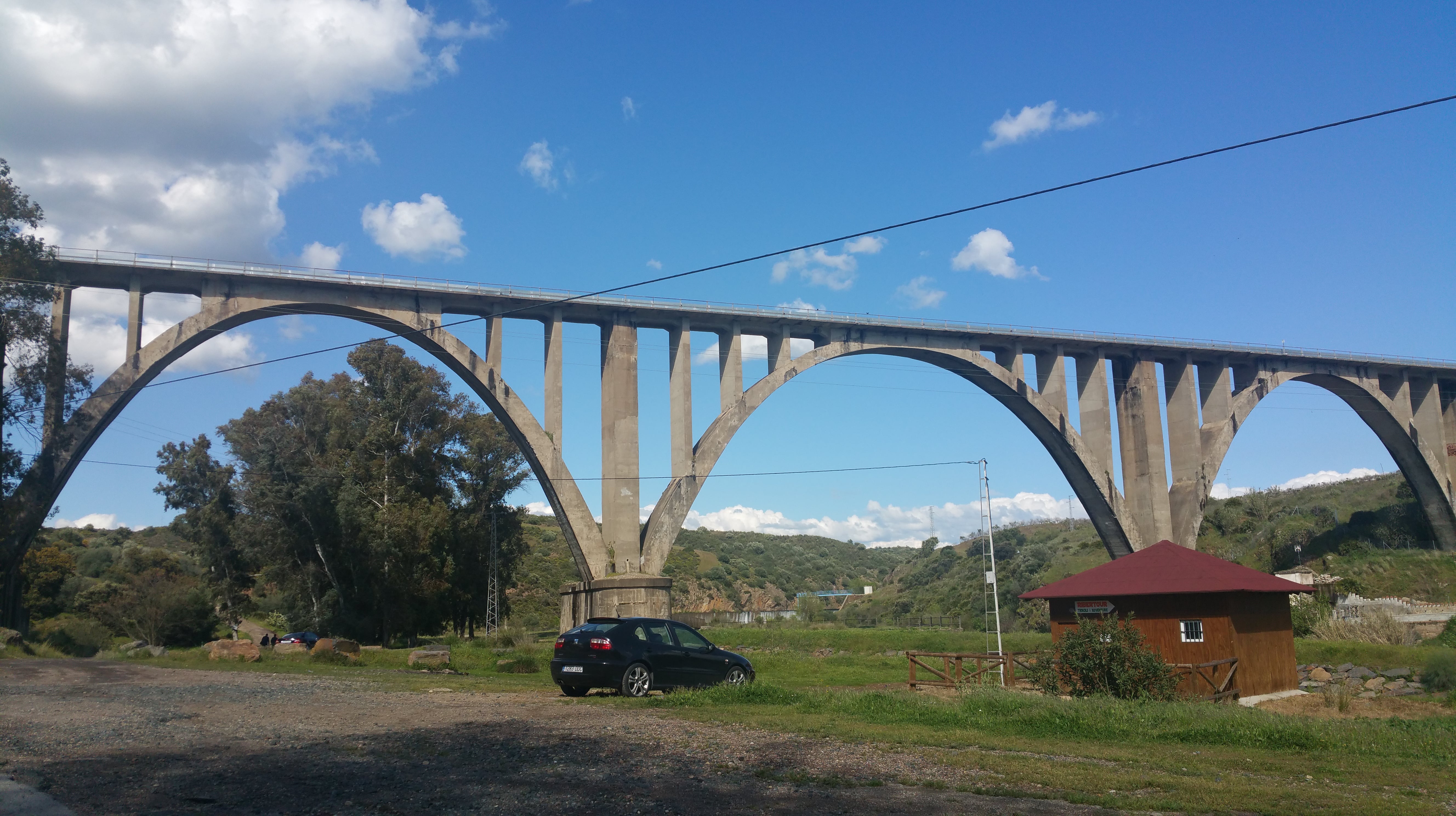 Puente del ferrocarril sobre la Rivera del Huéznar