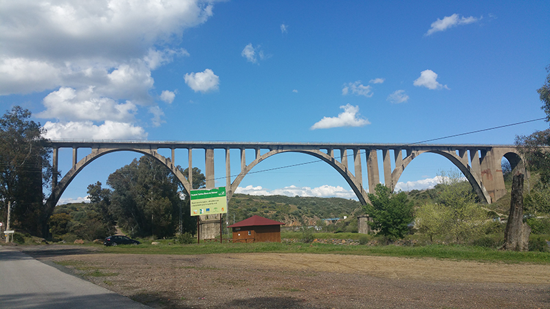 Puente del ferrocarril sobre la Ribera del Huéznar